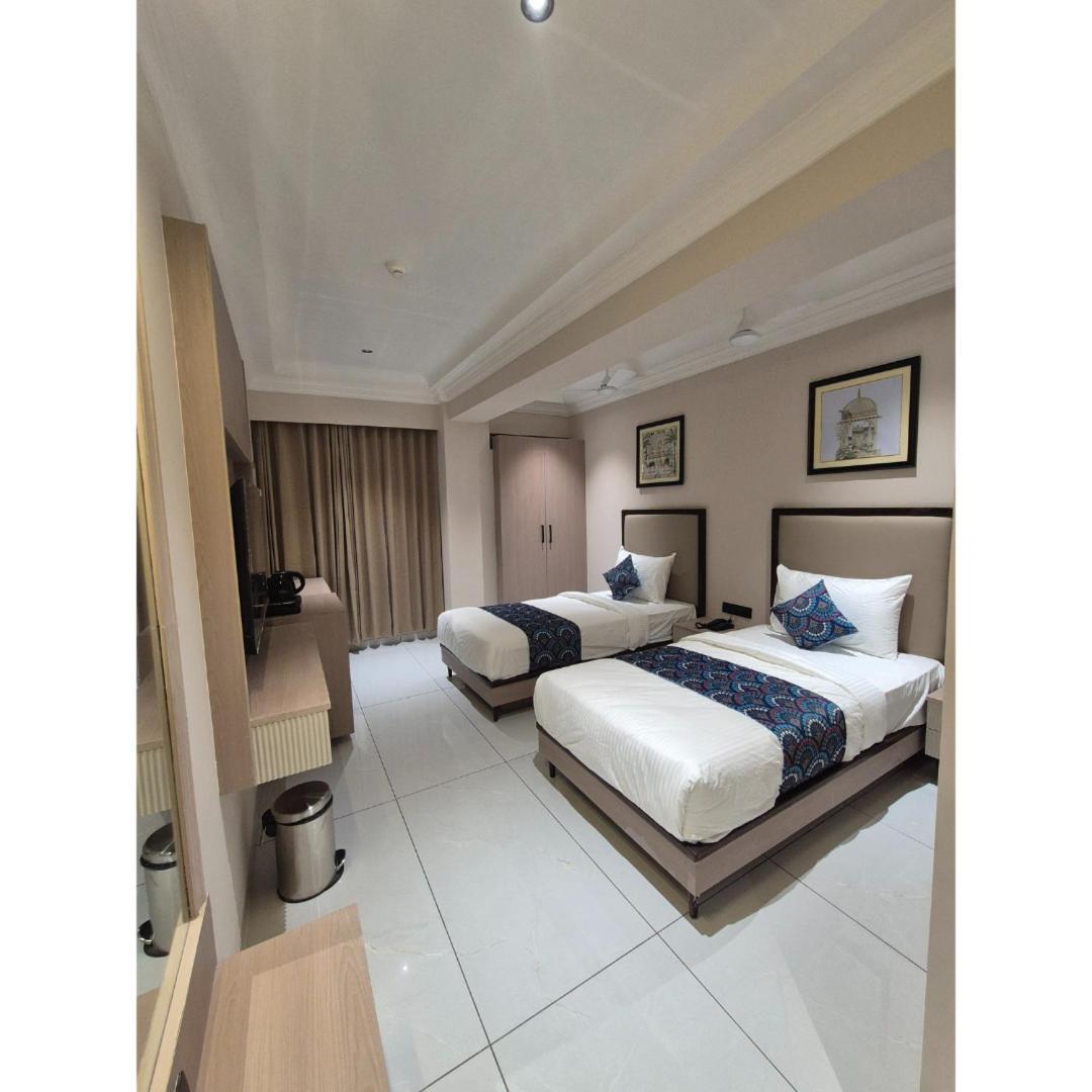 Hotel Royal Town Ahmedabad Eksteriør bilde