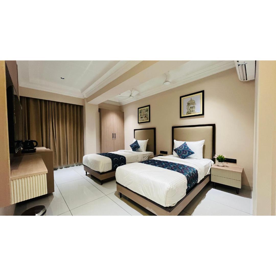 Hotel Royal Town Ahmedabad Eksteriør bilde