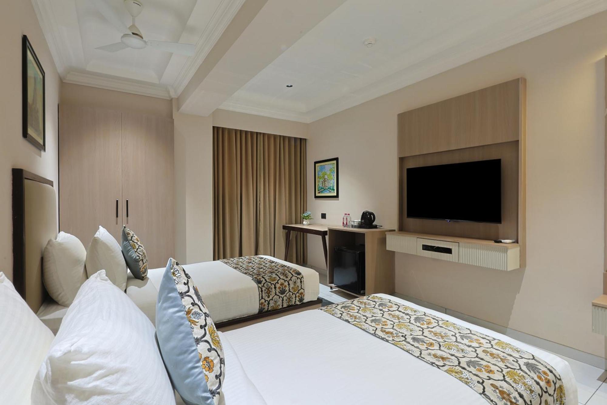 Hotel Royal Town Ahmedabad Eksteriør bilde