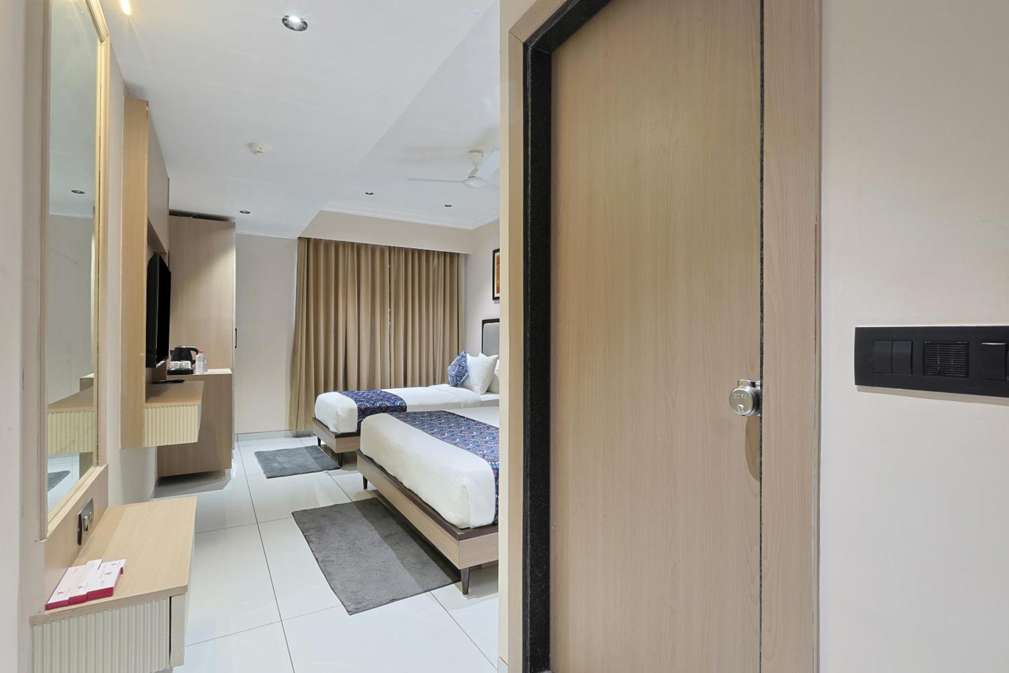 Hotel Royal Town Ahmedabad Eksteriør bilde